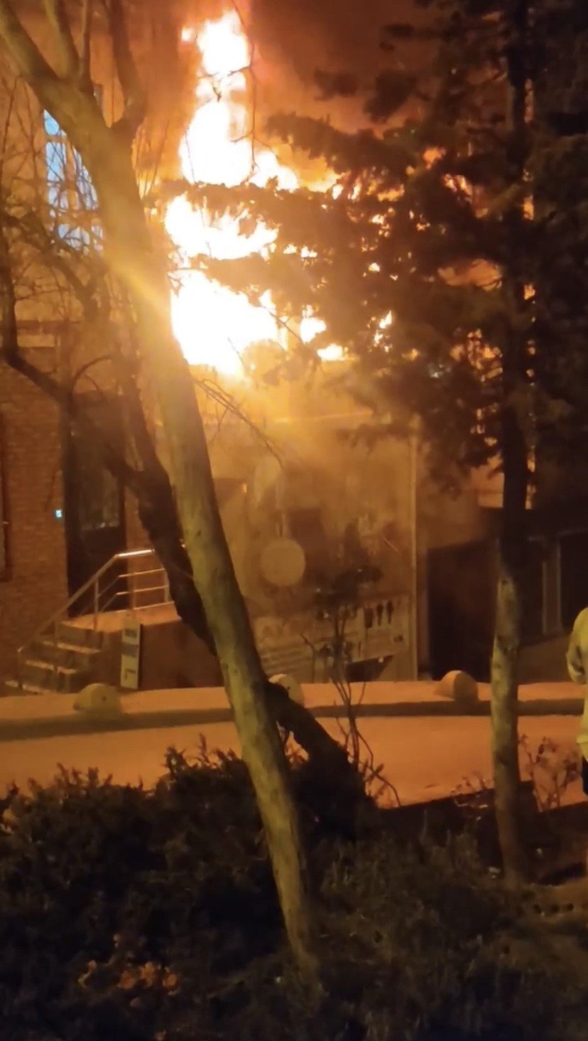 Vatandaştan itfaiye ekiplerine ilginç istek: "100 bin dolarımı kurtarın"