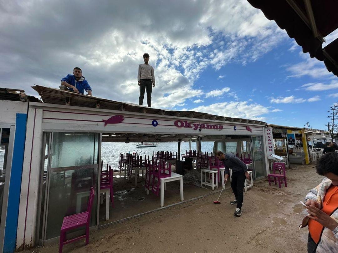 Bodrum’u fırtına vurdu, çatıları uçurdu, camları kırdı