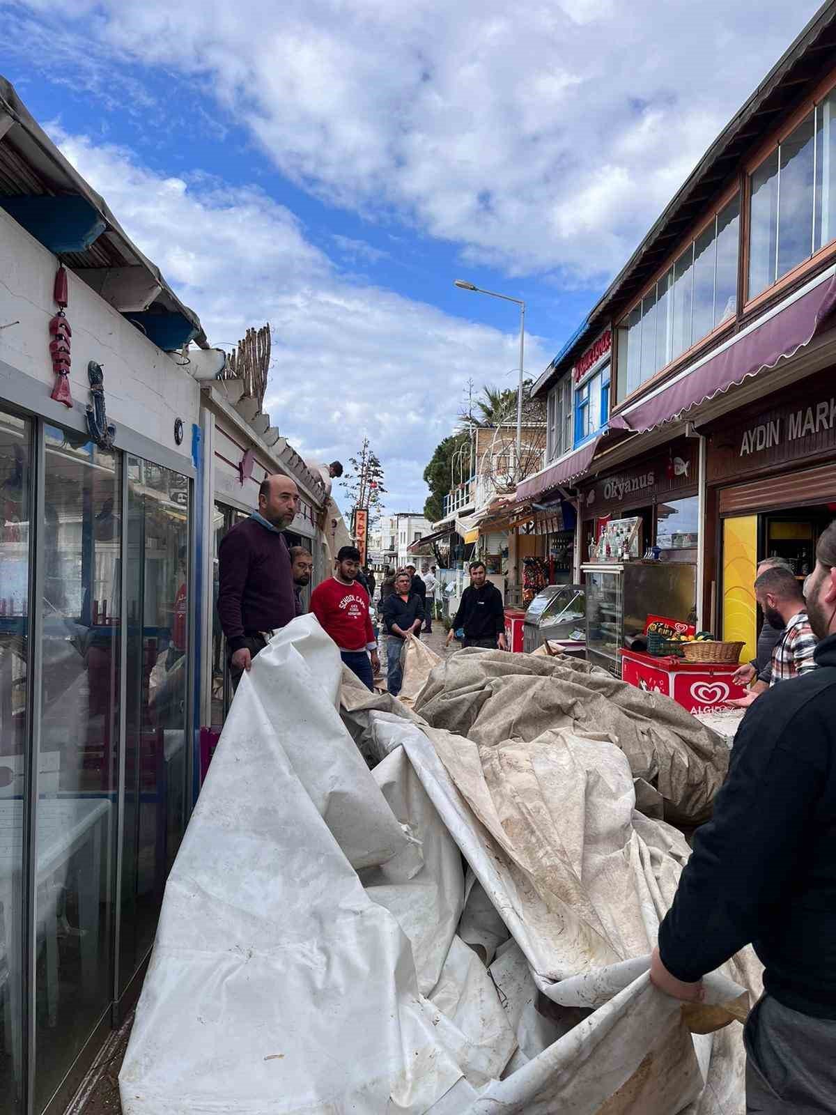 Bodrum’u fırtına vurdu, çatıları uçurdu, camları kırdı