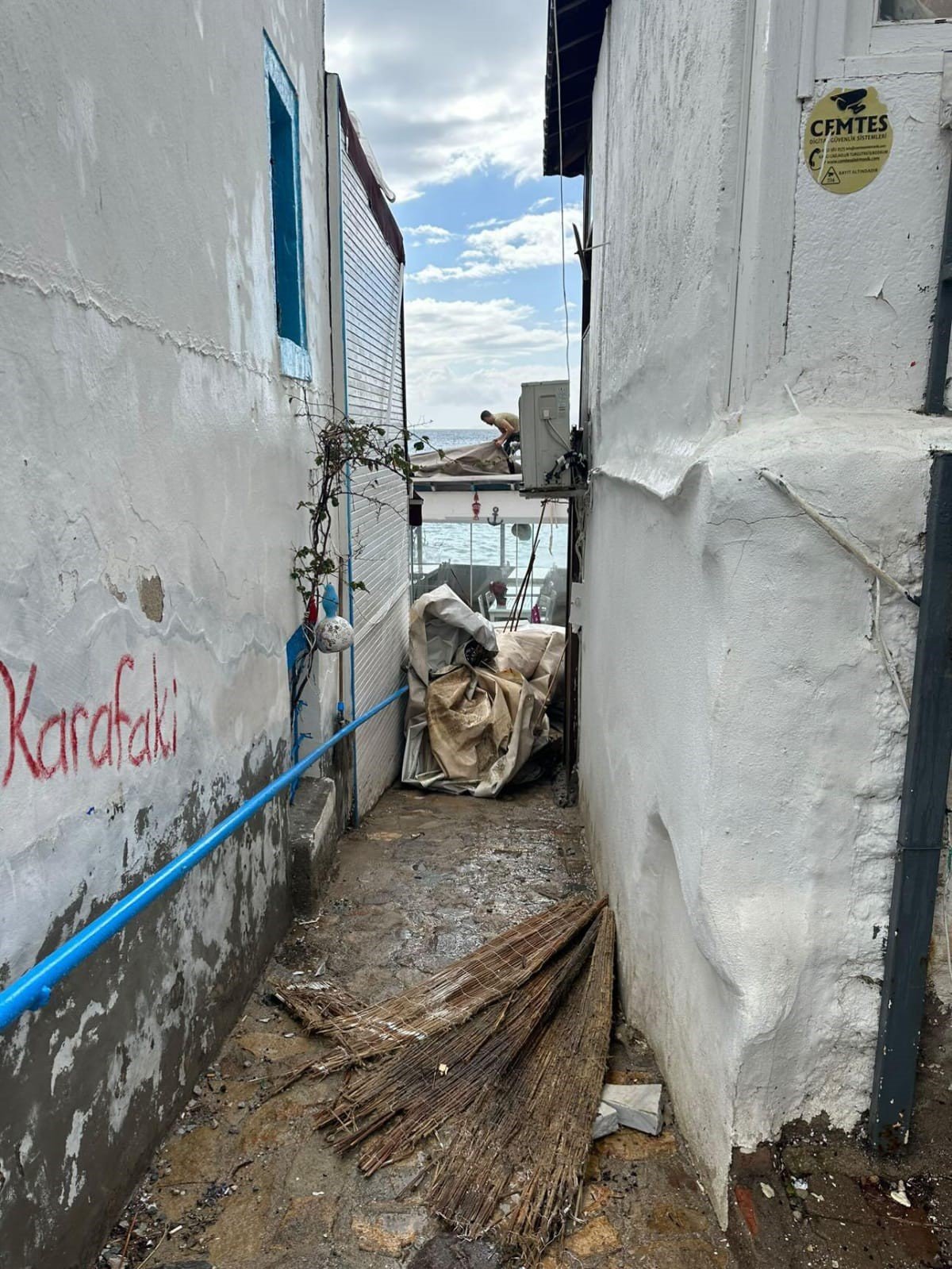 Bodrum’u fırtına vurdu, çatıları uçurdu, camları kırdı
