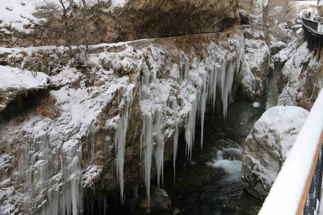 Binlerce yıllık tarihe sahip kanyonda kış manzarasıyla hayran bırakıyor
