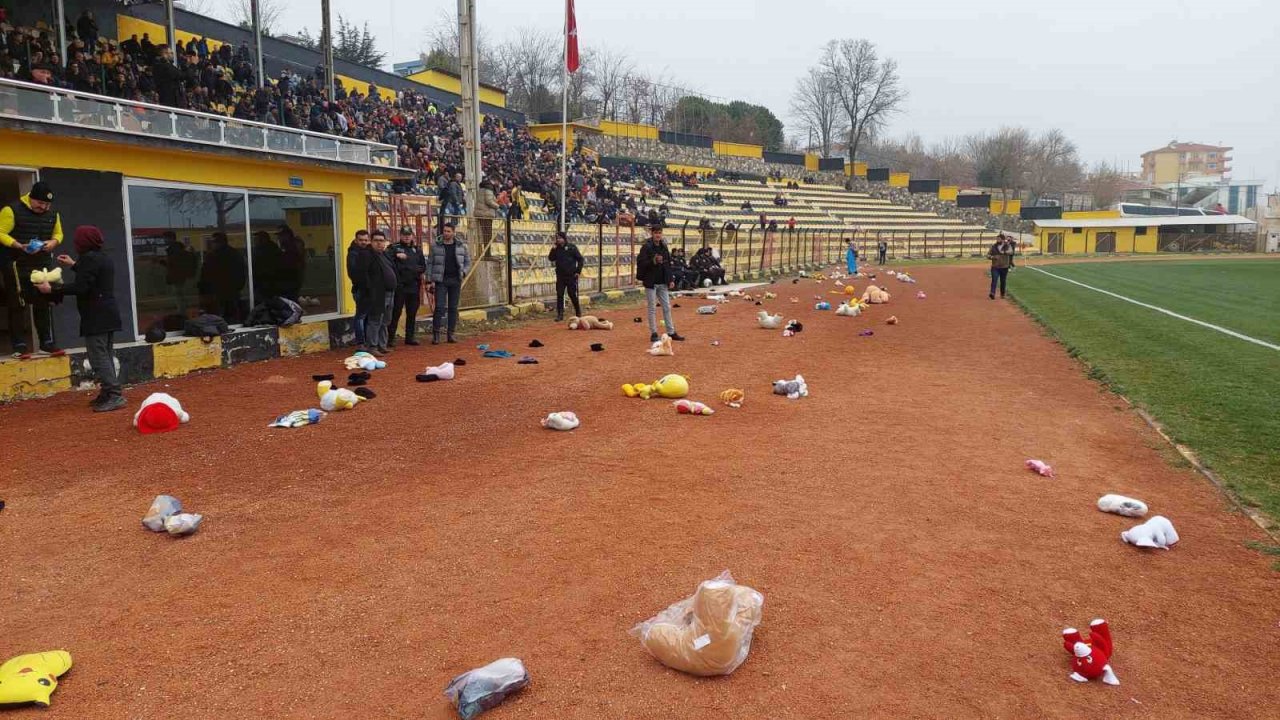 Depremzede çocuklar için sahaya oyuncak yağdı