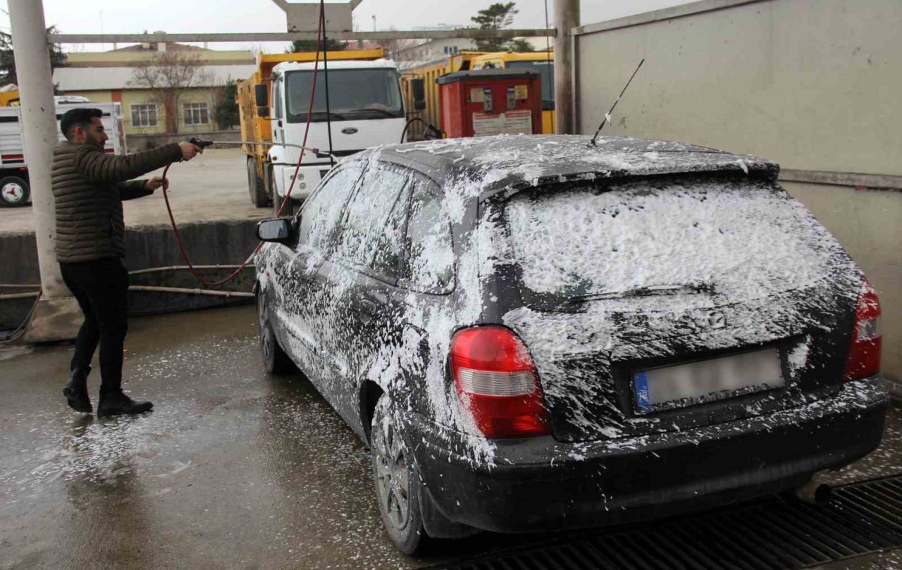 Çamur yağdı, araç şoförleri oto yıkamalarda sıra oluşturdu