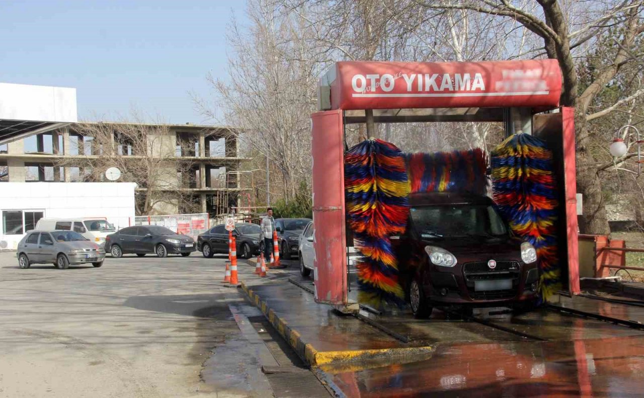 Çamur yağdı, araç şoförleri oto yıkamalarda sıra oluşturdu