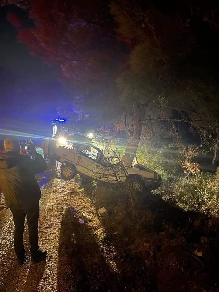 Bayramiç’te ağaca çarpan otomobilin sürücüsü hayatını kaybetti