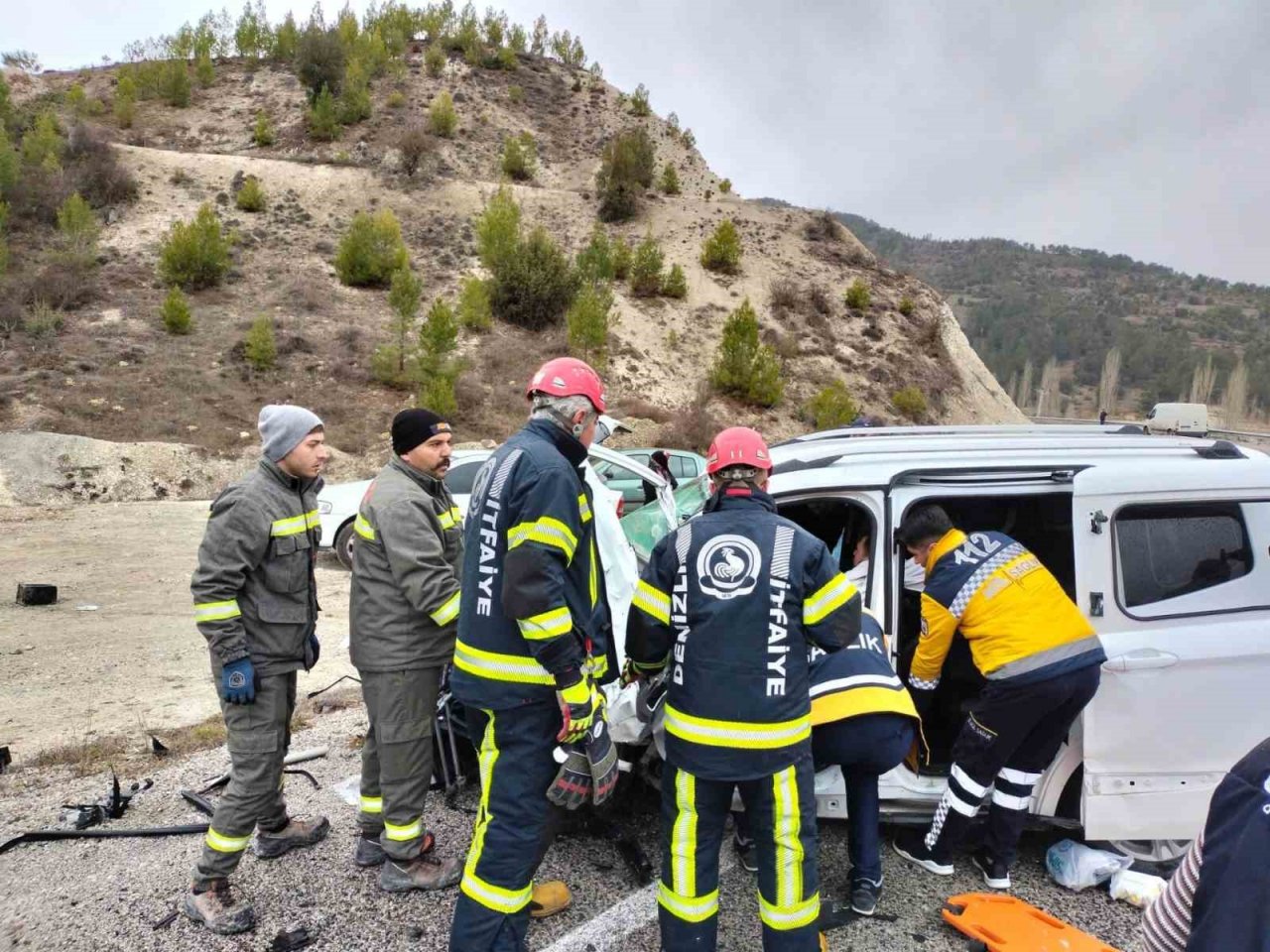 Kamyonetle otomobil kafa kafaya çarpıştı: 1 ölü, yaralı