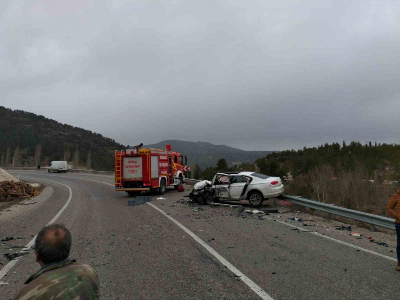 Kamyonetle otomobil kafa kafaya çarpıştı: 1 ölü, yaralı