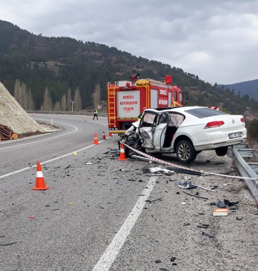 Kamyonetle otomobil kafa kafaya çarpıştı: 1 ölü, yaralı