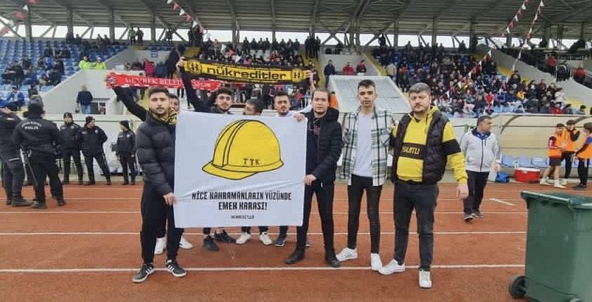 Depremzede çocukları için sahaya oyuncaklar atıldı