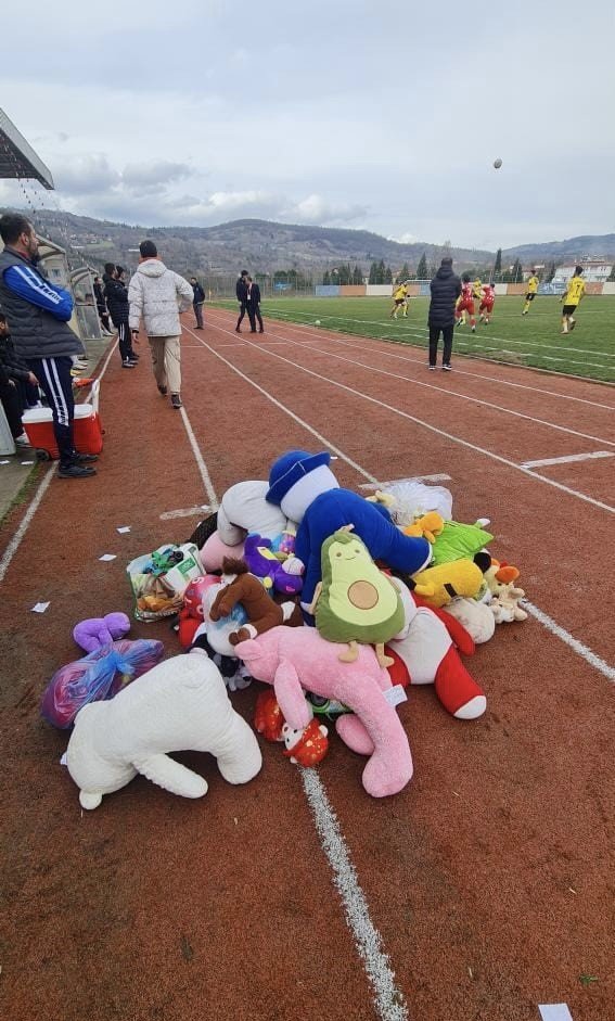 Depremzede çocukları için sahaya oyuncaklar atıldı