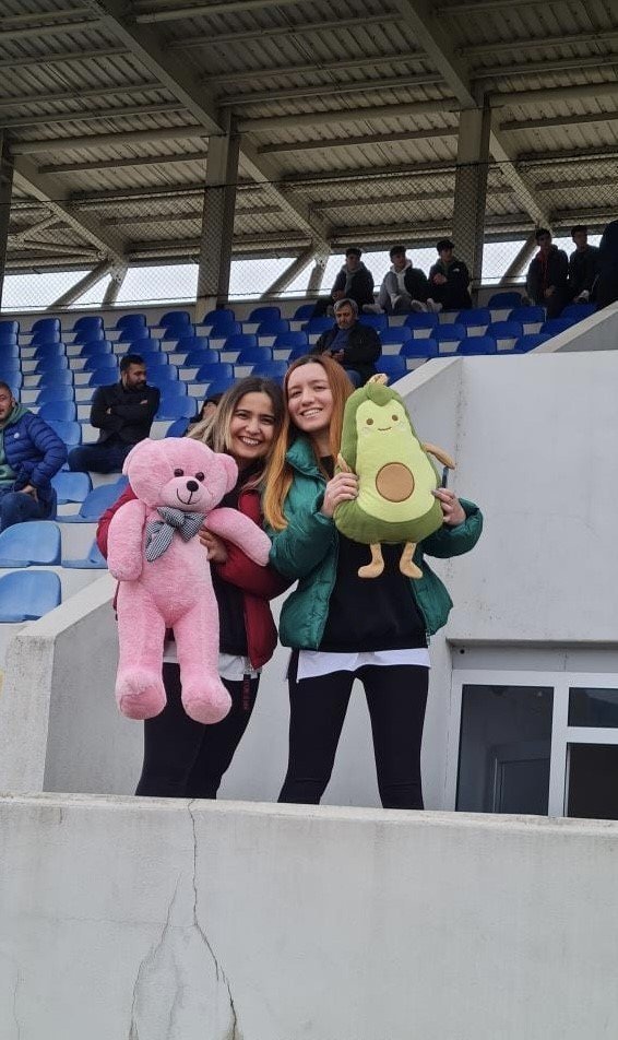 Depremzede çocukları için sahaya oyuncaklar atıldı