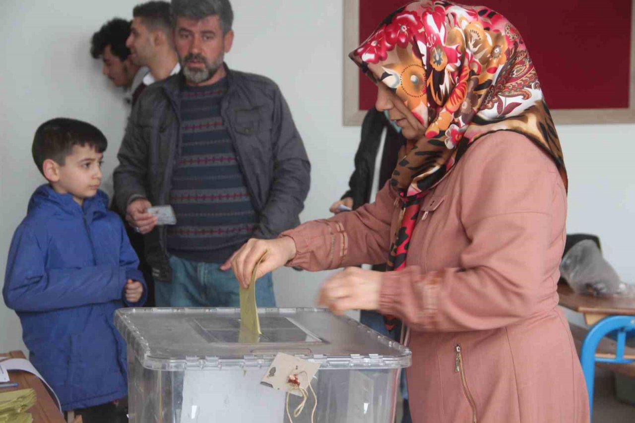 Muhtarlık seçimleri cumhurbaşkanlığı seçimlerini aratmadı