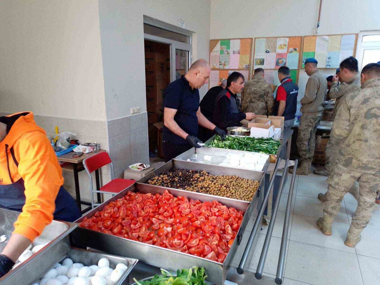 Eskişehirli eğitimcilerin ilk günden itibaren depremzedelere desteği devam ediyor