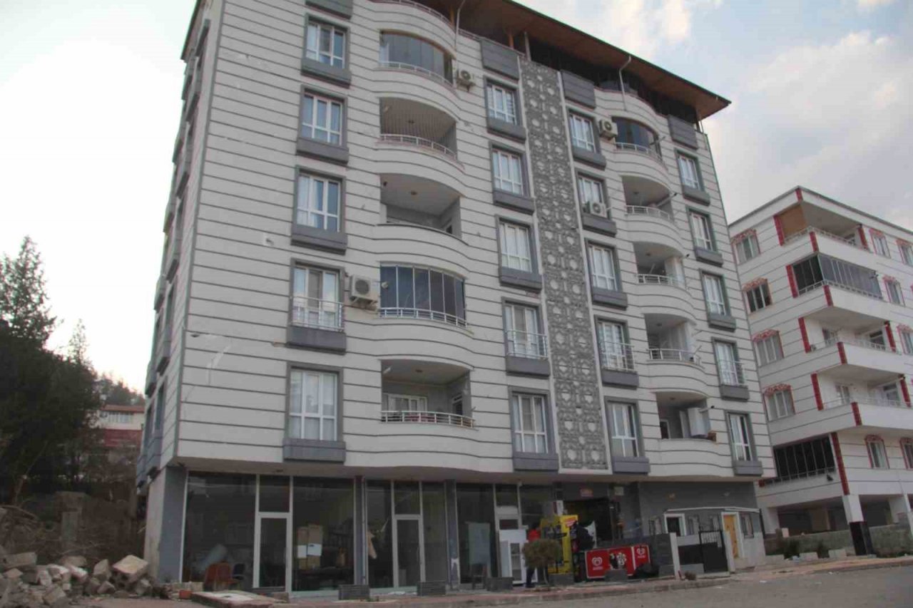 Depreme dayanıksız diye ceza kesildi, depremde camı bile kırılmadı