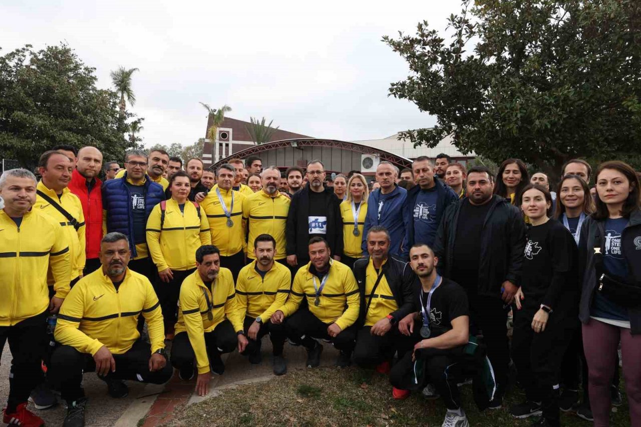 Bakan Kasapoğlu, 18. Antalya Maratonu’ndaki farkındalık koşusuna katıldı