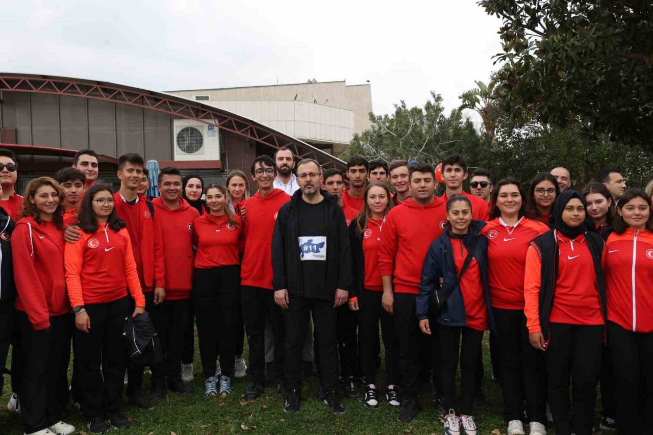 Bakan Kasapoğlu, 18. Antalya Maratonu’ndaki farkındalık koşusuna katıldı