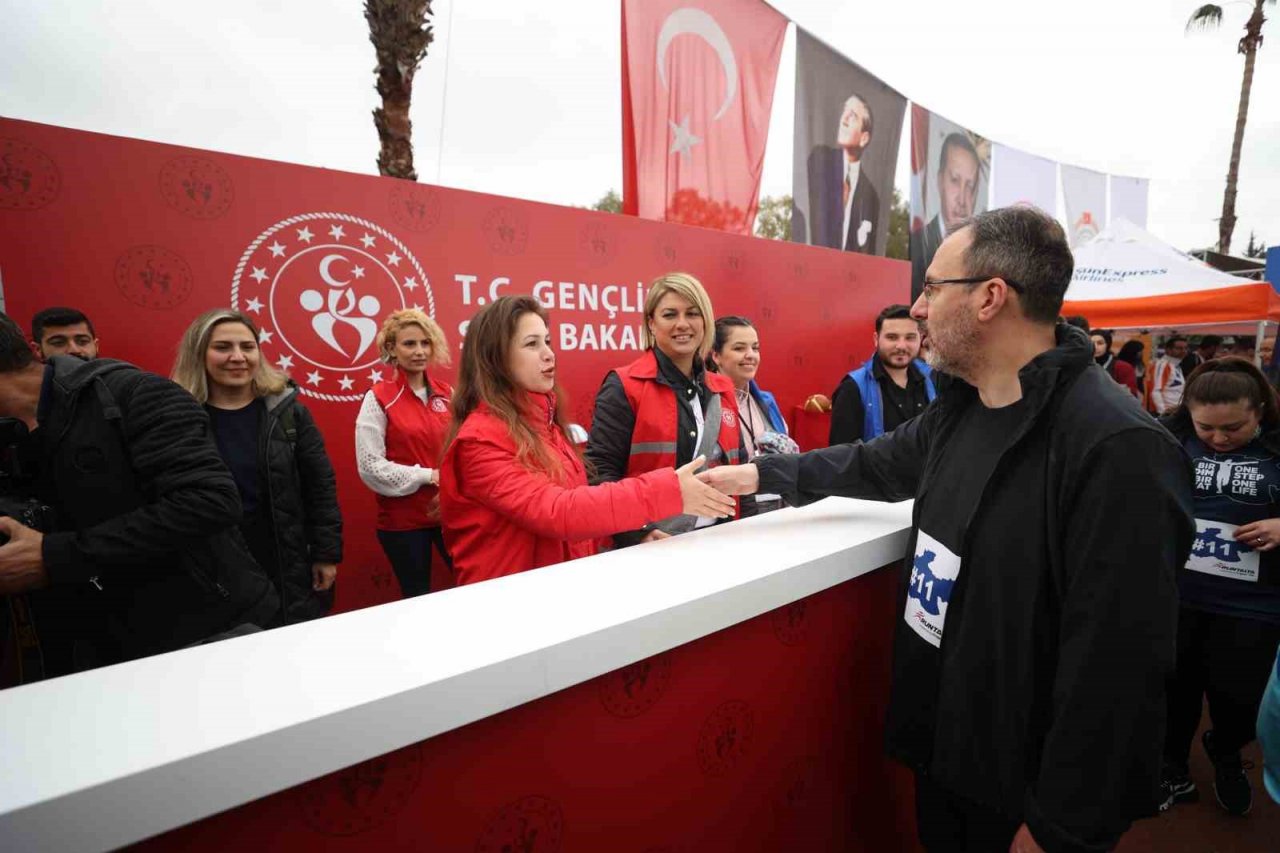 Bakan Kasapoğlu, 18. Antalya Maratonu’ndaki farkındalık koşusuna katıldı