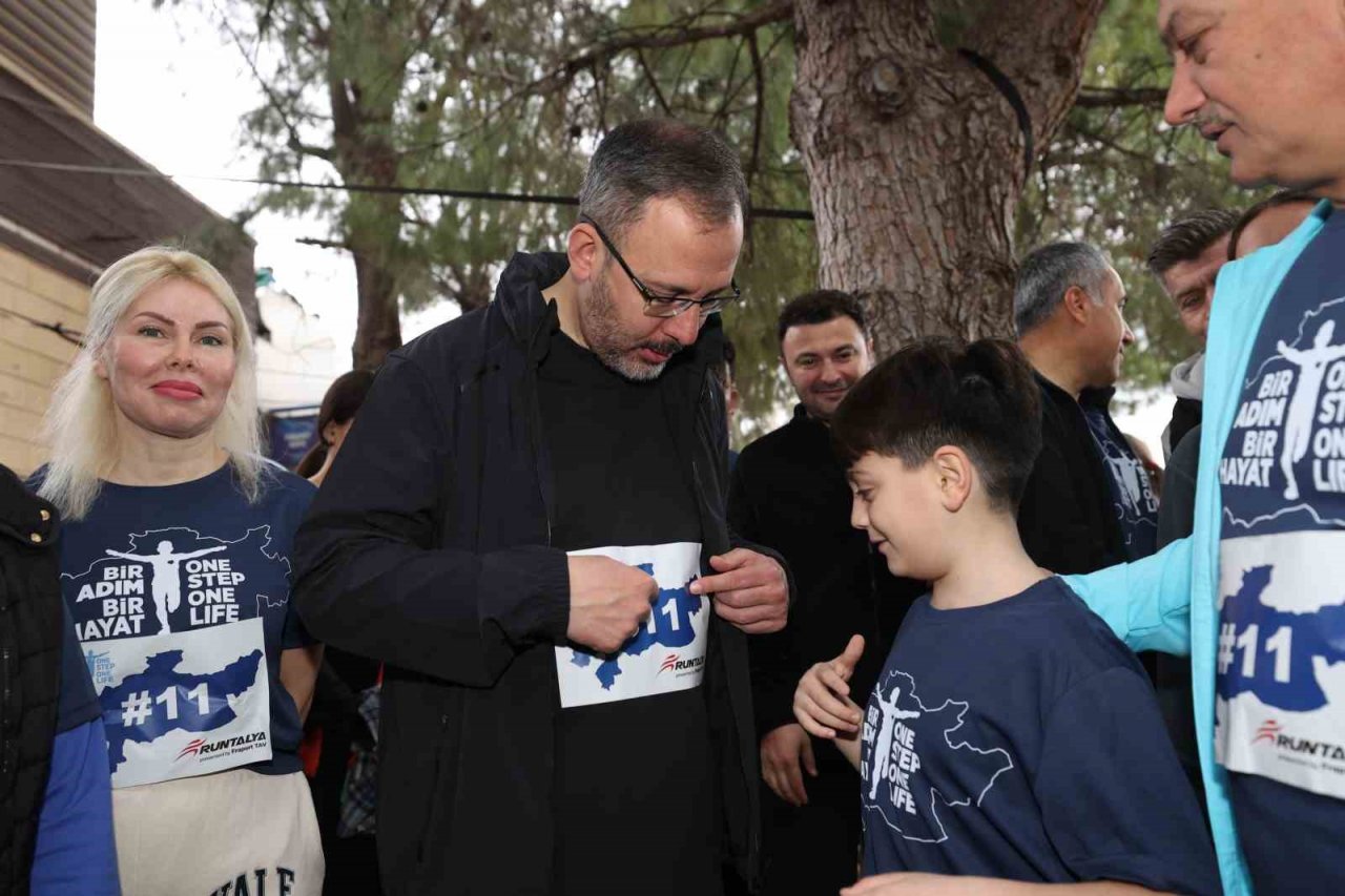 Bakan Kasapoğlu, 18. Antalya Maratonu’ndaki farkındalık koşusuna katıldı