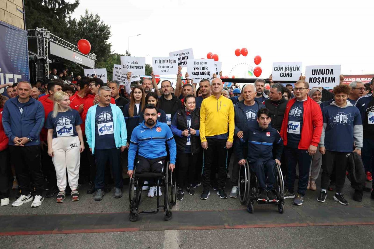 Bakan Kasapoğlu, 18. Antalya Maratonu’ndaki farkındalık koşusuna katıldı