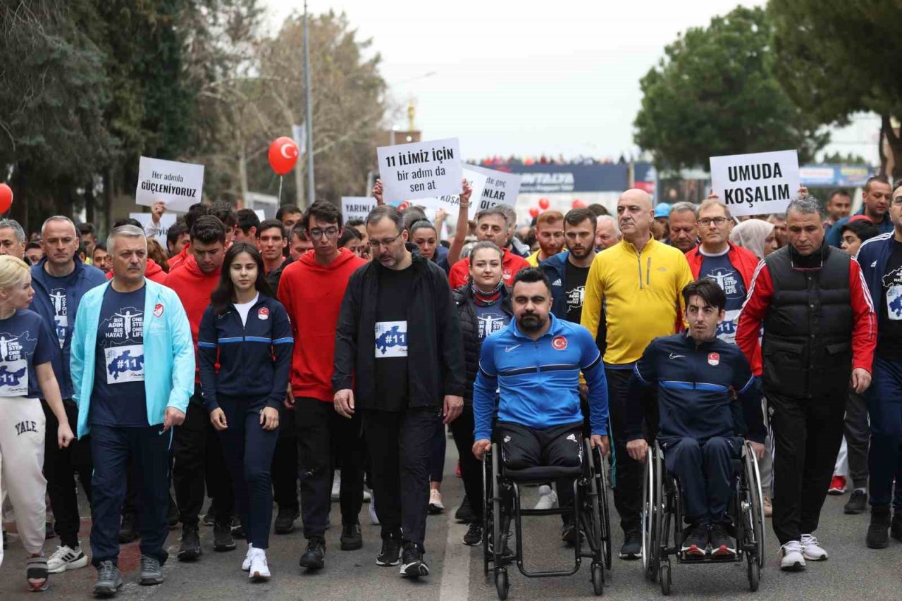 Bakan Kasapoğlu, 18. Antalya Maratonu’ndaki farkındalık koşusuna katıldı
