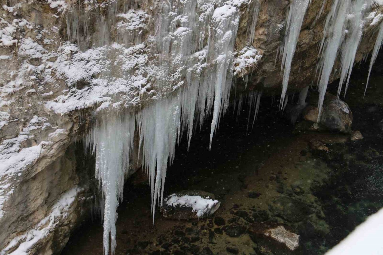 Binlerce yıllık tarihe sahip kanyonda kış manzarasıyla hayran bırakıyor
