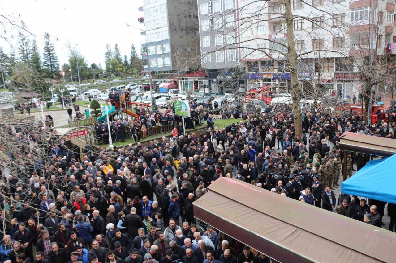 Deprem bölgesinde şehit olan polis memuru Rize’de son yolculuğuna uğurlandı