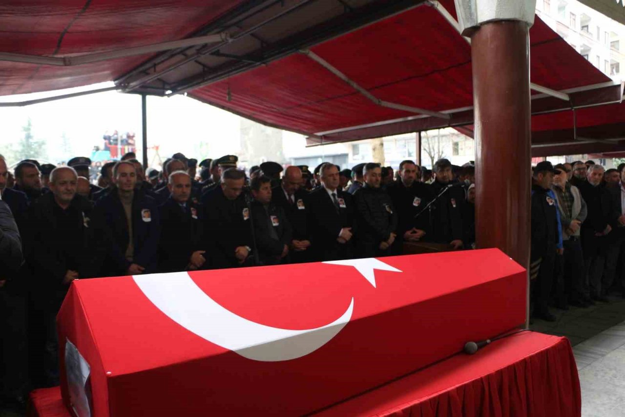 Deprem bölgesinde şehit olan polis memuru Rize’de son yolculuğuna uğurlandı