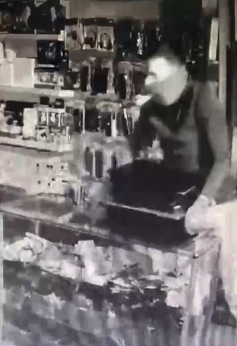 300 bin liralık laptop hırsızlığı kamerada