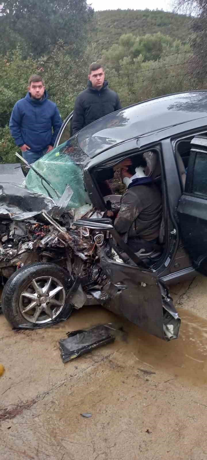 Kuşadası’nda iki araç kafa kafaya çarpıştı: 6 yaralı