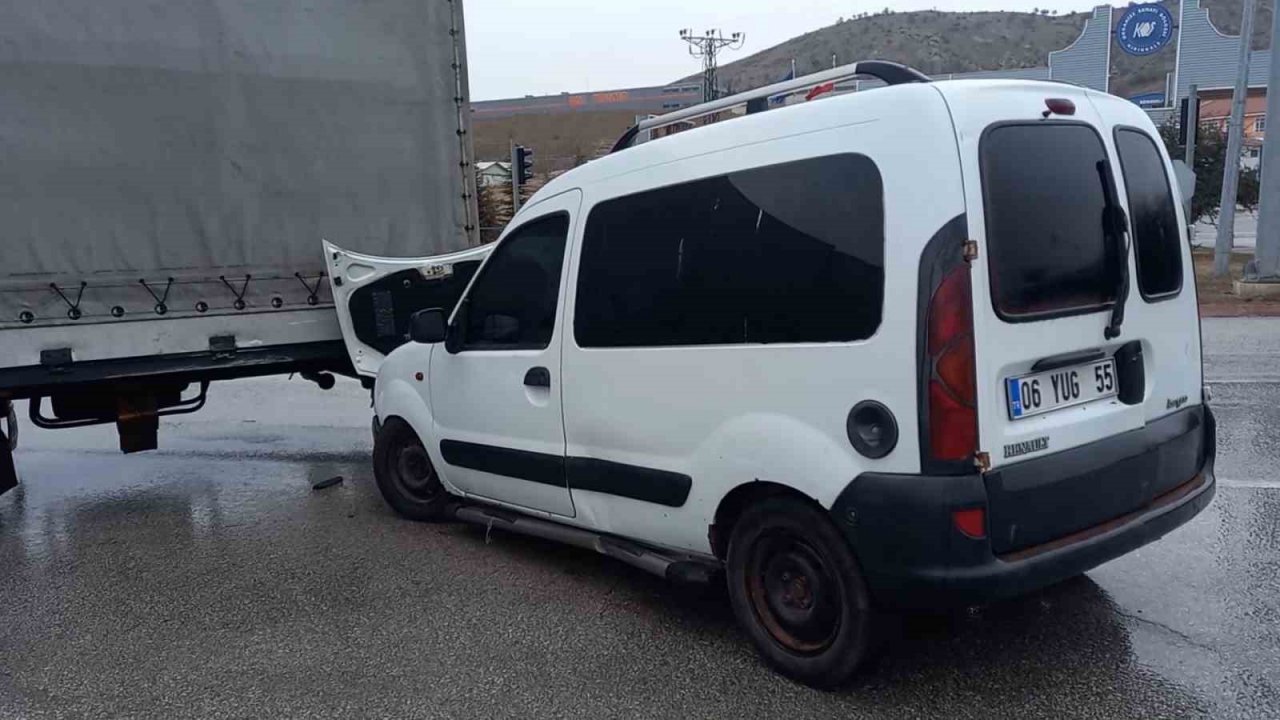 Hafif ticari araç ile tırın çarpışması kamerada