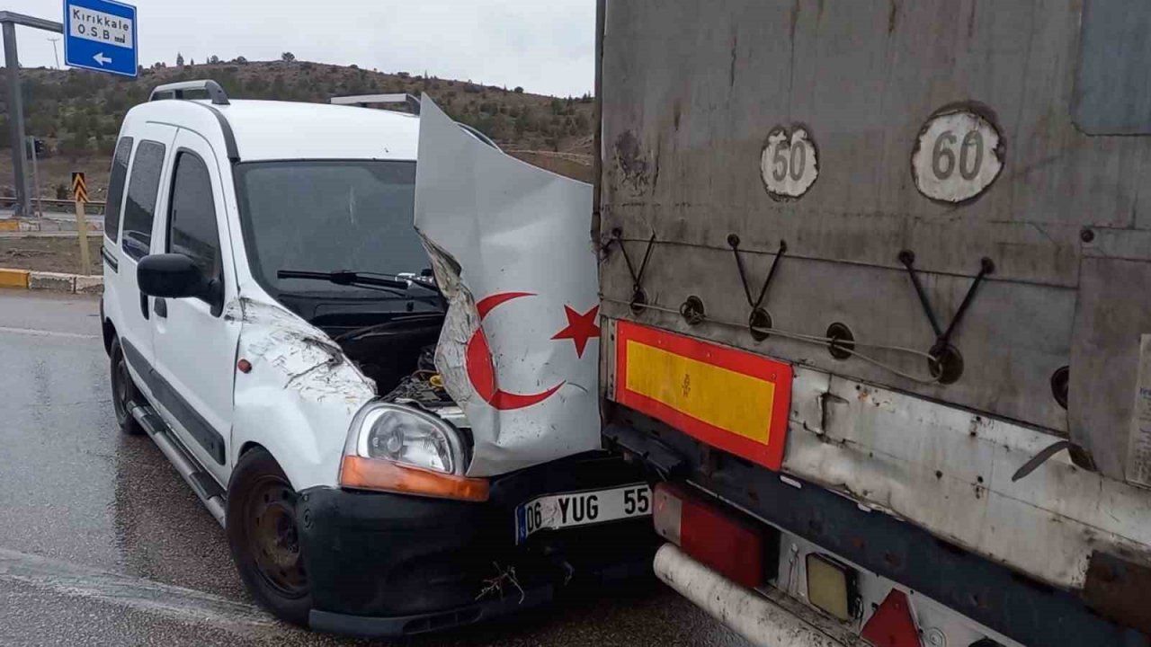 Hafif ticari araç ile tırın çarpışması kamerada