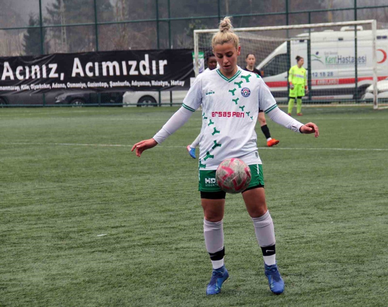 Enkazdan çıktı, yeşil sahalara koştu