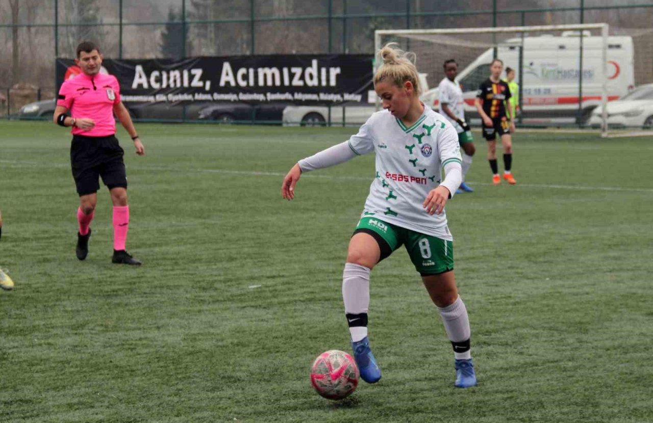 Enkazdan çıktı, yeşil sahalara koştu