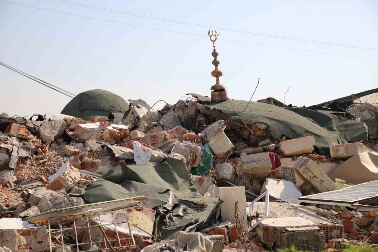 Cami yıkıldı, minaresi ayakta kaldı