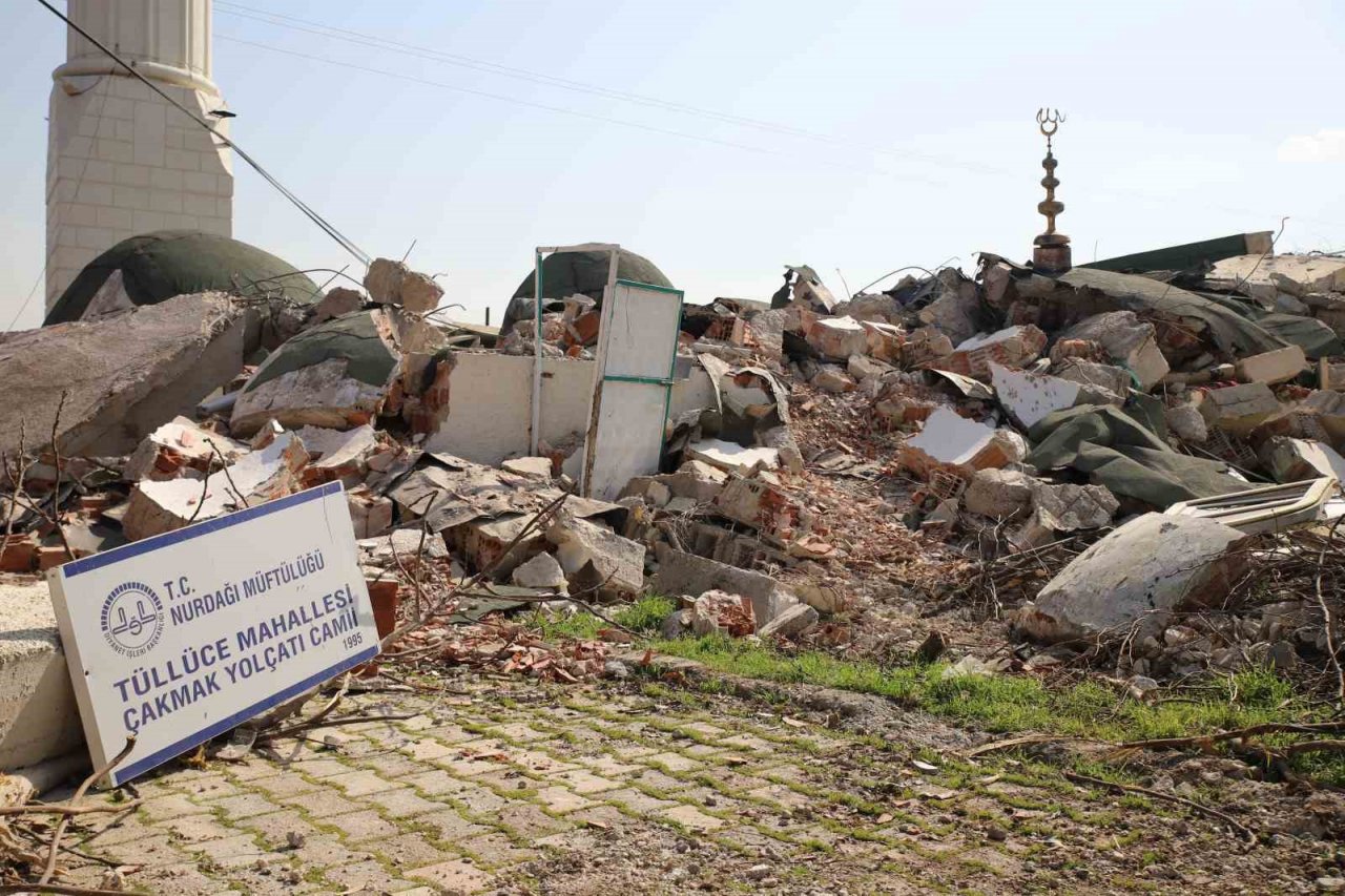 Cami yıkıldı, minaresi ayakta kaldı