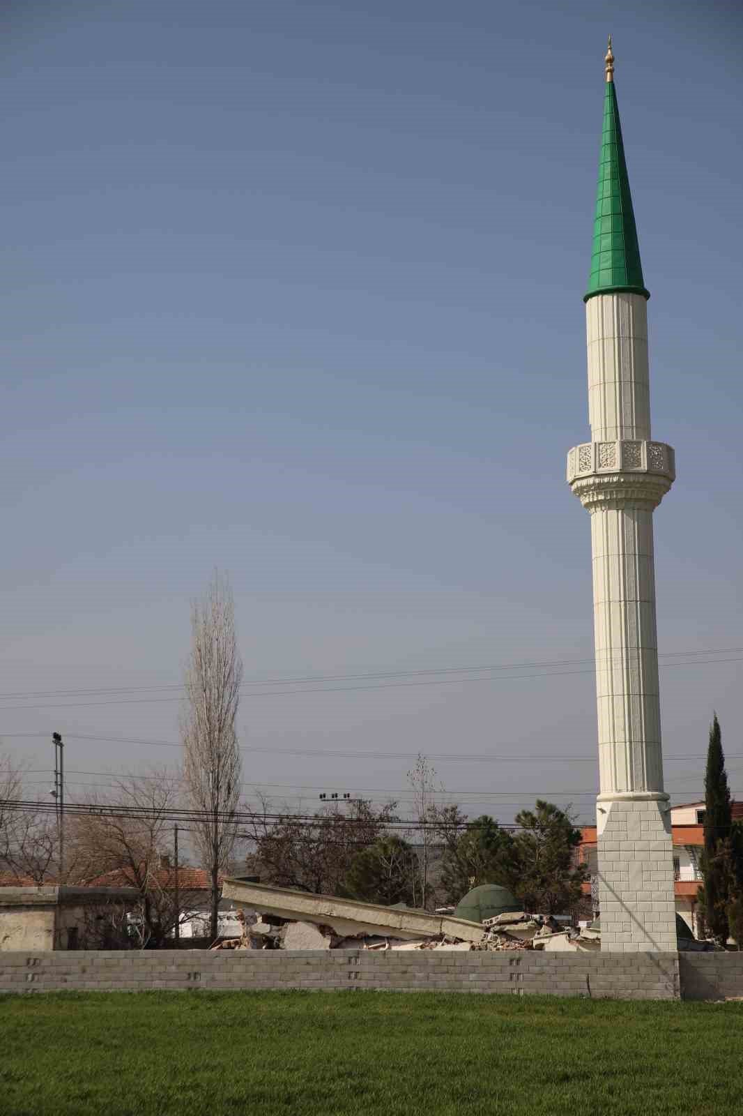 Cami yıkıldı, minaresi ayakta kaldı