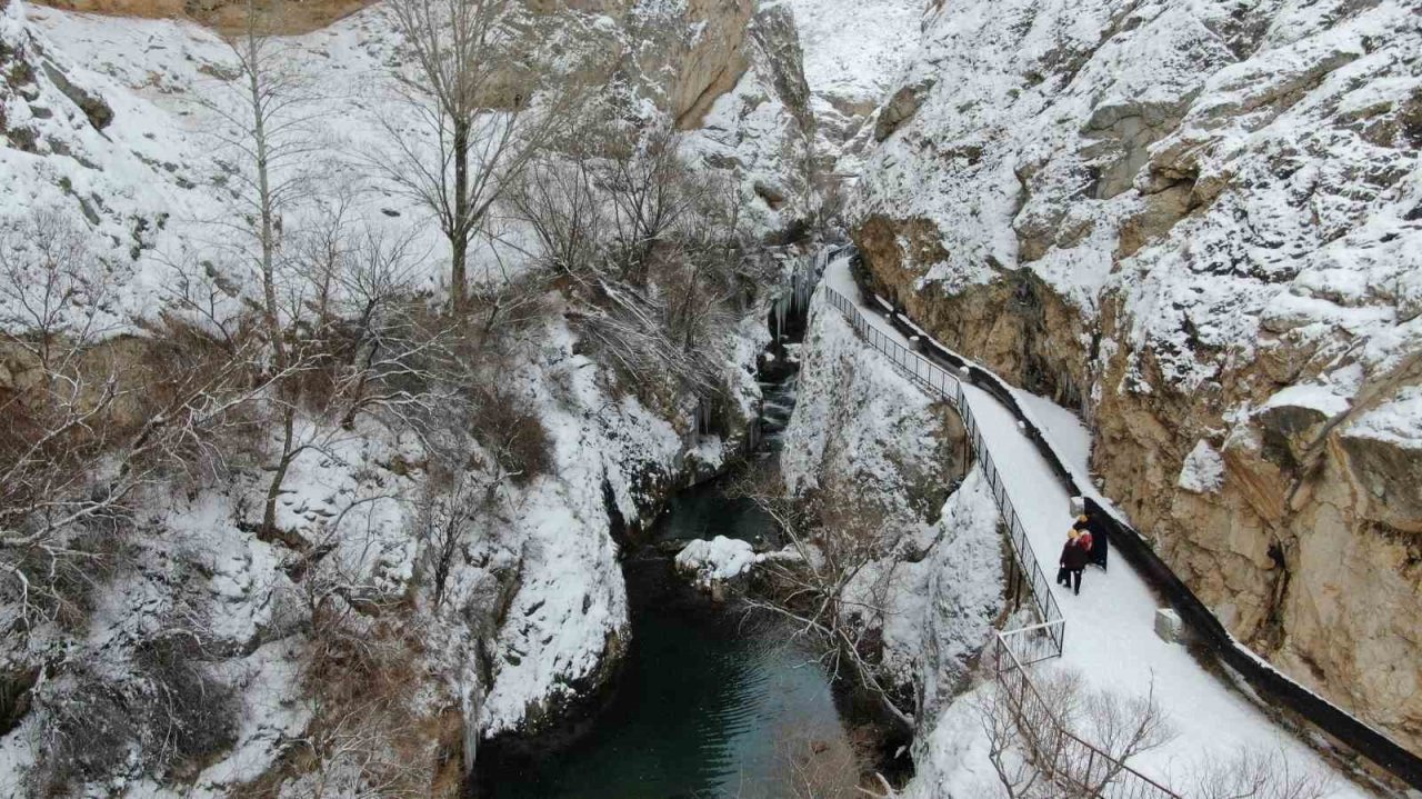 Binlerce yıllık tarihe sahip kanyonda kış manzarasıyla hayran bırakıyor