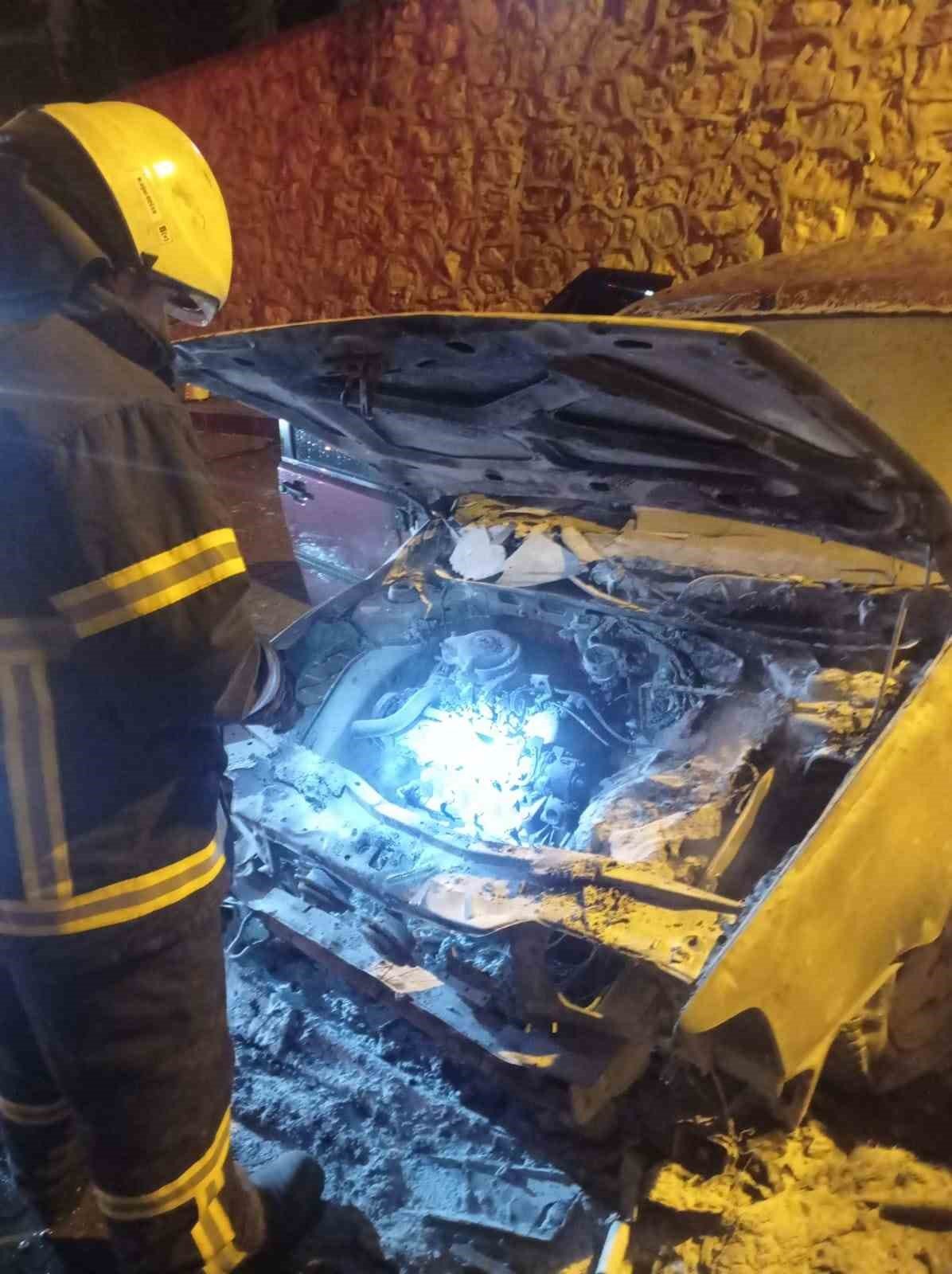 Alev alan park halindeki otomobil kullanılmaz hale geldi