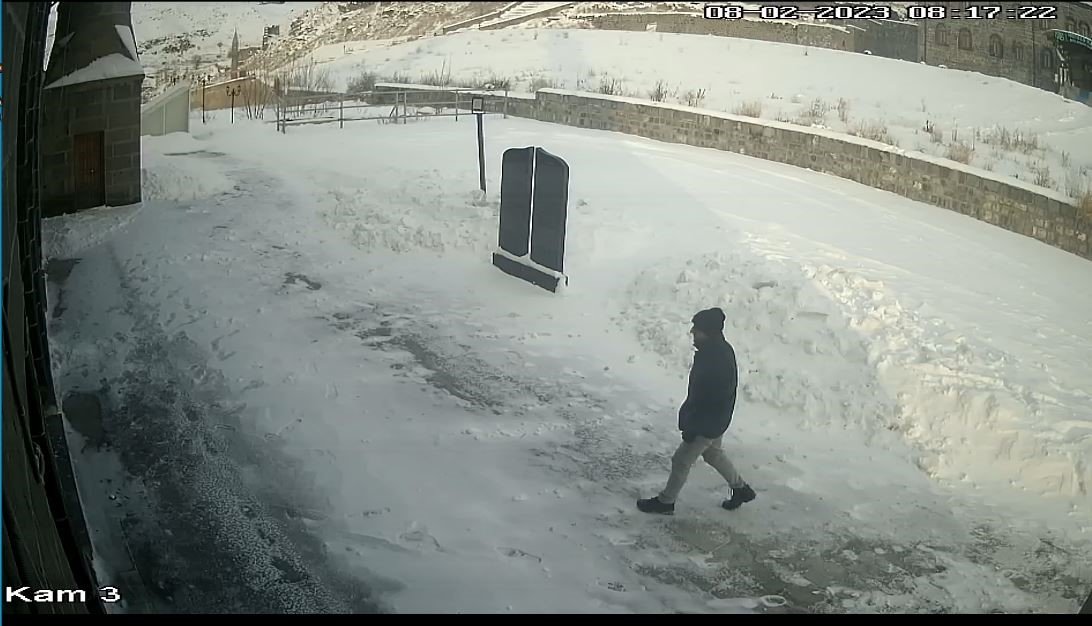 Kars’ta camilerin ses sistemlerini çalan hırsız önce kameralara sonra polise yakalandı