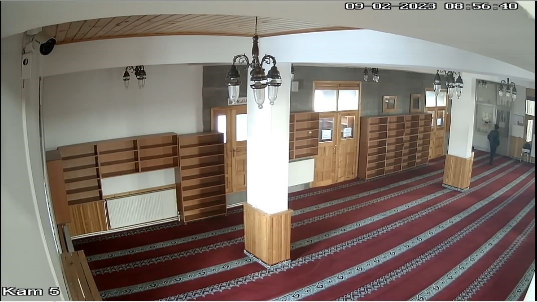 Kars’ta camilerin ses sistemlerini çalan hırsız önce kameralara sonra polise yakalandı