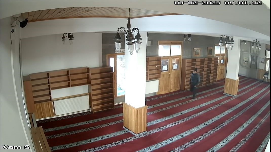 Kars’ta camilerin ses sistemlerini çalan hırsız önce kameralara sonra polise yakalandı