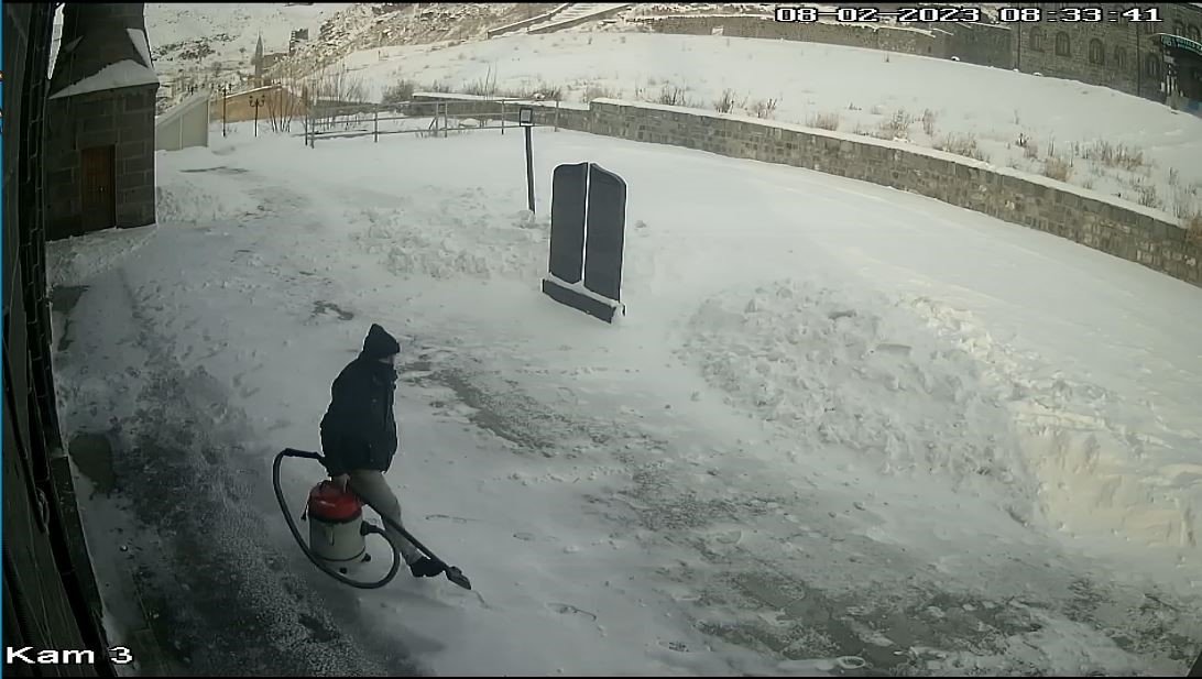 Kars’ta camilerin ses sistemlerini çalan hırsız önce kameralara sonra polise yakalandı