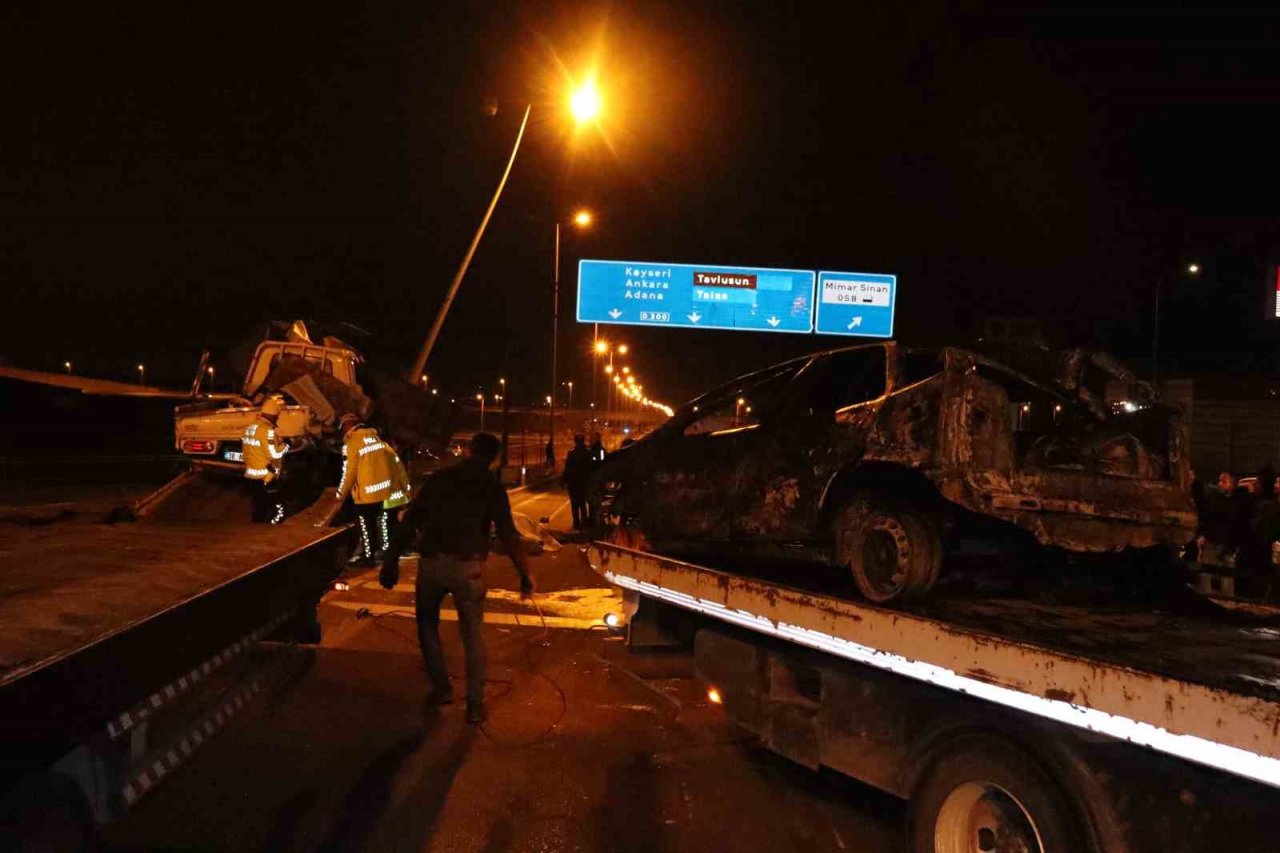 Kayseri’de feci kaza: Yanan tırın sürücüsünü polis kurtardı