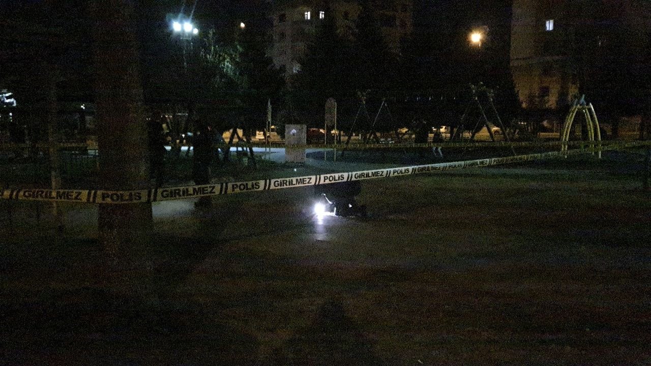 Parkta yürüyen kadın bacağından vuruldu