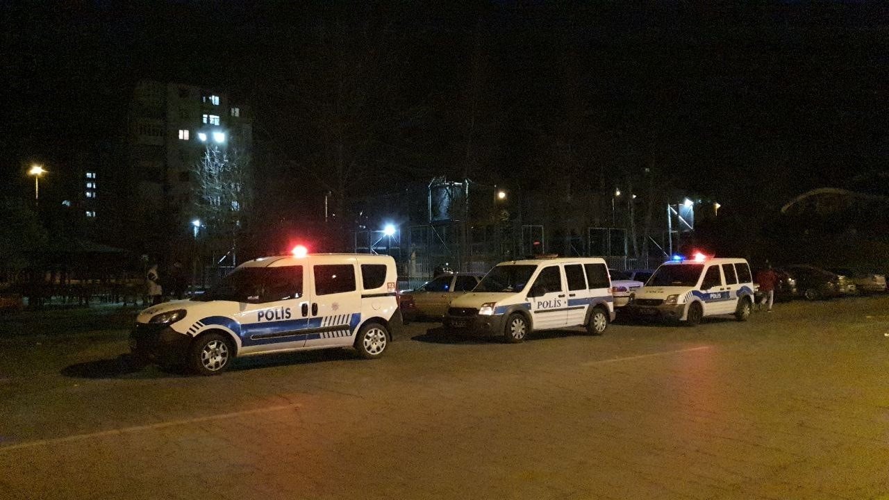 Parkta yürüyen kadın bacağından vuruldu