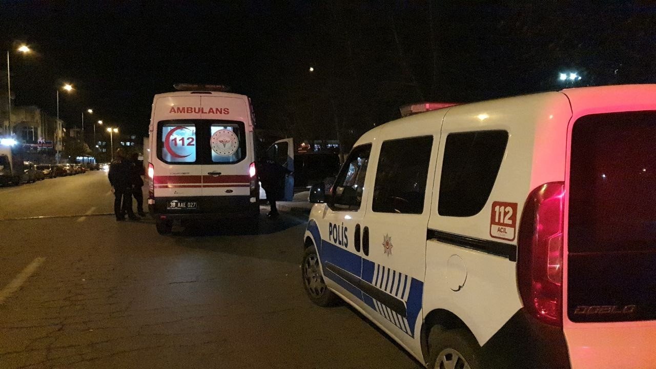 Parkta yürüyen kadın bacağından vuruldu