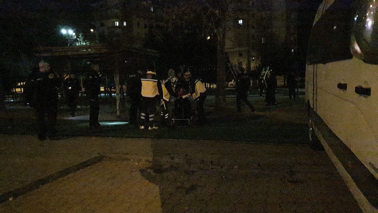 Parkta yürüyen kadın bacağından vuruldu