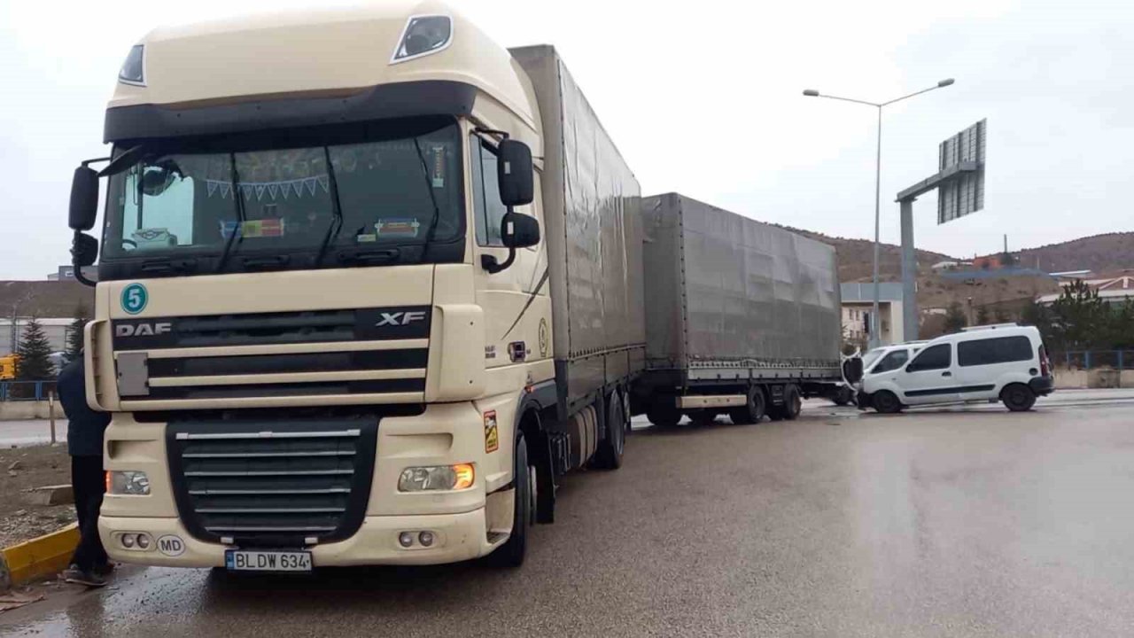 Hafif ticari araç ile tırın çarpışması kamerada