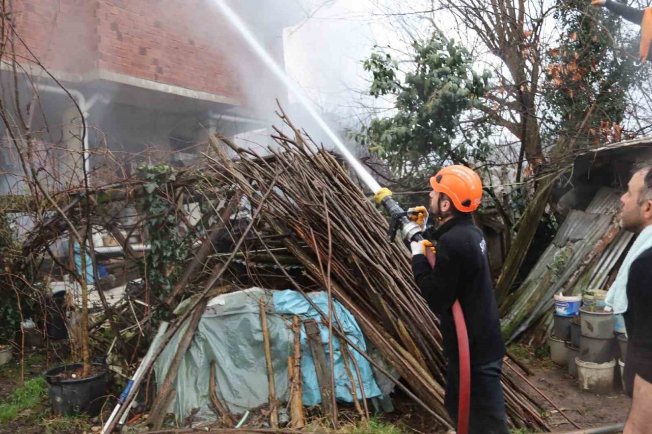 Sakarya’da 2 katlı ev alev alev yandı