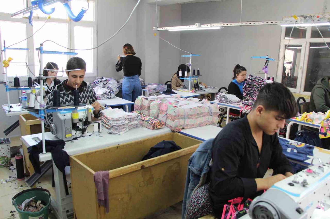 Devlet desteğiyle tekstil atölyesi kurdu, hedefi 100 kişiye istihdam sağlamak